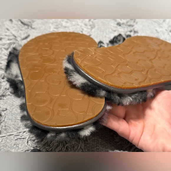 UGG Fluff Slide II in White Leopard - Picture 6 of 9